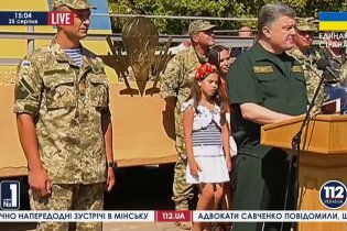 [фото] Порошенко наградил орденом "За мужество" сержанта, уничтожившего 4 БТР и 1 танк боевиков