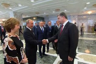[фото] Порошенко и Путин пожали друг другу руки перед встречей в Минске