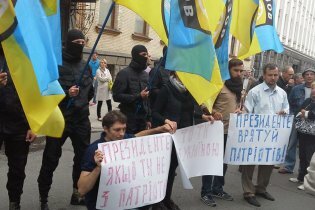 [фото] Под АП проходит пикет с требованием отправить подкрепление бойцам, удерживающим Иловайск