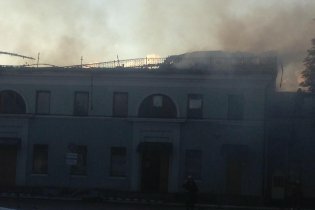 [фото] В Донецке после обстрела загорелась Привокзальная площадь, - горсовет