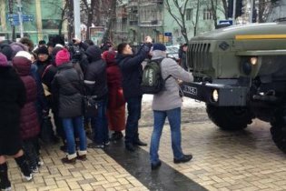[фото] Милицейские автобусы перекрыли ул. Грушевского
