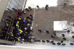 [фото] В Киеве неизвестные заблокировали представительство ЕС
