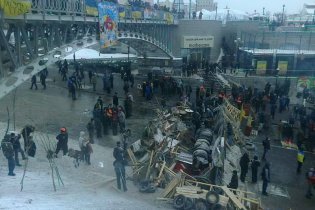 [фото] На Майдане восстанавливают вчерашние баррикады