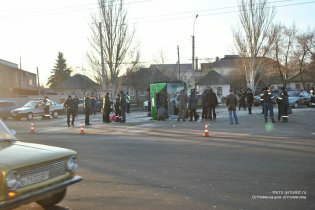[фото] В Луганске перевернулась маршрутка: 18 человек госпитализированы