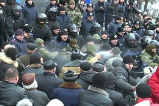 [фото] Число пострадавших милиционеров в ходе беспорядков в Виннице выросло до 8 человек, - МВД