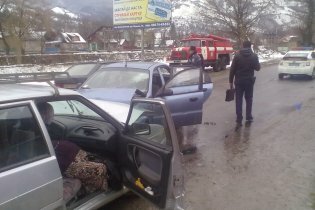[фото] В Закарпатской обл. в результате ДТП погибла женщина, трое человек пострадали