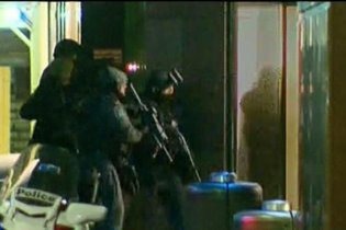 [фото] Полиция Сиднея освободила заложников из кафе Lindt