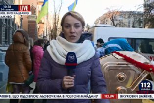 [фото] Под Нацбанком пикетчики требуют отставки Гонтаревой, для нее привезли "золотой мусорник"