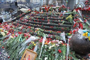 [фото] На Институтской проходит траурное шествие с участием Порошенко и семей героев Небесной Сотни