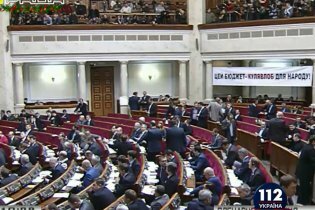 [фото] В парламенте развернули баннер "Цей бюджет - кулявлоб для народу!"
