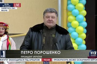 [фото] Порошенко вручил 59 ключей от квартир военным в Яворове