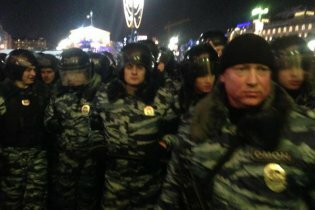 [фото] Полиция начала вытеснять людей с Манежной площади в Москве