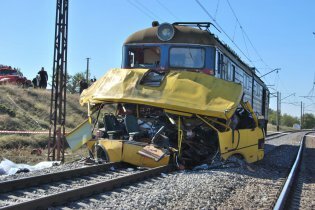 [фото] "Укрзализныця" заявляет, что водители автотранспорта в 100% случаев виноваты в ДТП с поездами