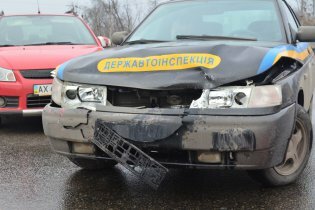 [фото] В Харькове пьяная женщина-водитель врезалась в автомобиль ГАИ
