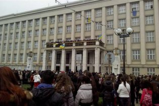 [фото] В Ужгороде митингующие захватили здание Закарпатской ОГА