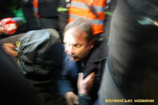 [фото] В Луцке губернатора Башкаленко повалили на землю и избили