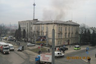 [фото] Во Львове подожгли здание Зализнычного райотдела милиции