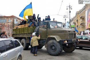 [фото] Самооборона Майдана взяла под контроль военную технику на Крещатике