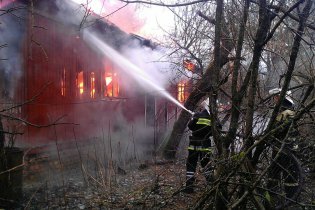 [фото] В Чернобыле пожарные два часа тушили пожар в отселенном доме