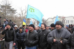 [фото] В Крыму под зданием парламента проходит митинг крымских татар в поддержку целостности Украины