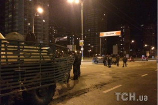 [фото] В Киеве ночью два автомобиля и БТР попали в ДТП
