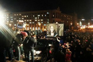 [фото] На Майдан почтить память погибшего в ДТП Кузьмы Скрябина пришли несколько сотен человек