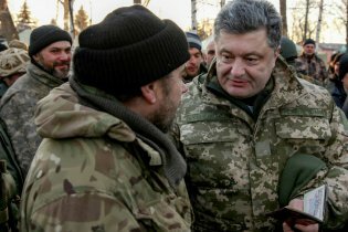 [фото] Порошенко в Артемовске встретился с военными, прибывшими из Дебальцево
