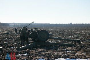 [фото] "ДНР" опубликовала фото якобы отвода тяжелых вооружений от линии разграничения
