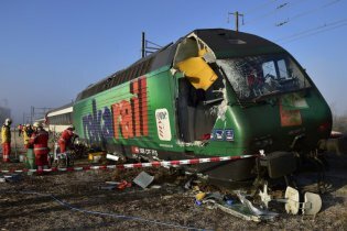 [фото] У Швейцарії зіткнулися два потяги, є постраждалі