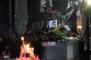 [фото] В Харькове на площади Свободы почтили память Небесной Сотни
