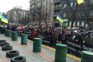 [фото] Под здание Нацбанка митингующие привезли шины и требуют отставки Гонтаревой