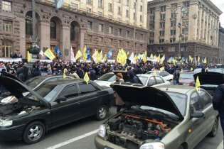 [фото] В Киеве протестующие перекрыли Крещатик