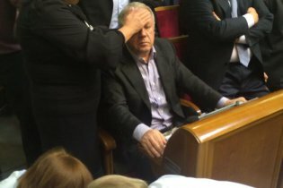 [фото] Во время принятия госбюджета депутату от ПР разбили голову