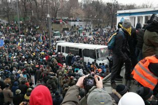 [фото] Возле стадиона "Динамо" между митингующими и силовиками завязалась потасовка