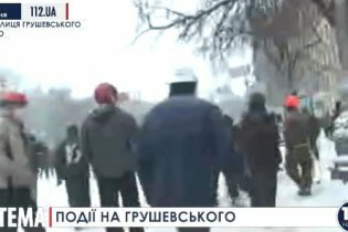 [фото] "Беркут" прорвал баррикаду митингующих на Грушевского, оттеснив их практически до Майдана Независимости