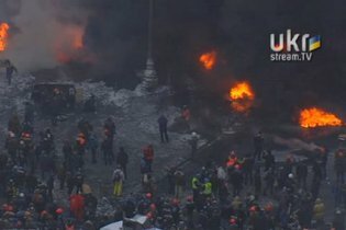 [фото] На Грушевского между митингующими и "Беркутом" выросла огненная баррикада