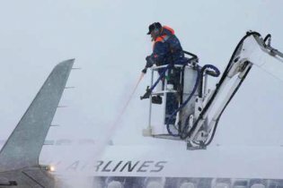 [фото] В Одессе аэропорт работает без перебоев, несмотря на сложные погодные условия