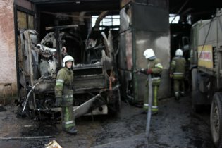 [фото] В Полтаве горел автобус: пострадало два человека