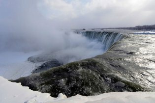 [фото] Ниагарский водопад замерз из-за рекордных холодов