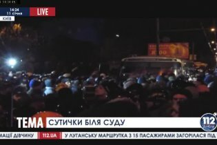[фото] Столкновения у Киево-Святошинского суда между "беркутовцами" и активистами