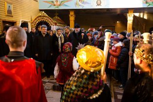 [фото] Порошенко принял участие в рождественском богослужении в монастыре Ивано-Франковской области