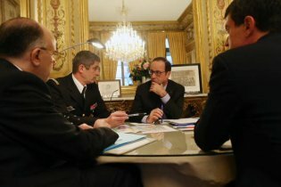 [фото] Олланд пришел пешком в МВД следить за операцией по освобождению заложников