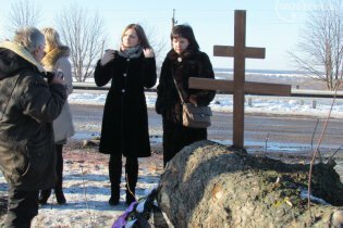 [фото] Военные установили памятный крест на месте трагедии под Волновахой