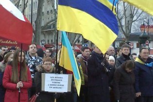 [фото] В Париже прошел Марш мира в поддержку Украины