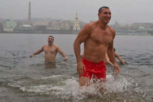 [фото] Виталий и Владимир Кличко нырнули в Днепр на Крещение