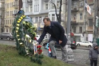 [фото] Ляшко в годовщину начала боев на Грушевского почтил память Героев Небесной сотни
