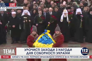 [фото] Яценюк и члены Кабмина возложили цветы к памятнику Шевченко по случаю Дня соборности