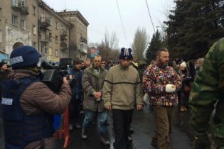 [фото] По улицам Донецка на место обстрела троллейбуса ведут 18 пленных силовиков