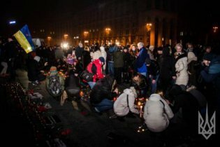 [фото] В Киеве на Майдане проходит акция памяти жертв теракта в Мариуполе