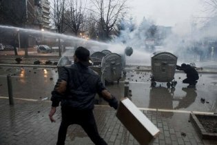 [фото] В Косово в результате столкновений между протестующими албанцами и полицией пострадали около 80 человек
